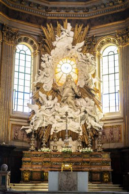 Napoli Katedrali 'nin sunağı veya İtalya' nın Napoli kentindeki Mary 'nin Asılması Katedrali (Cattedrale di Santa Maria Assunta veya Cattedrale di San Gennaro)