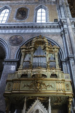 Napoli Katedrali 'nin boru orgu veya İtalya' nın Napoli kentindeki Mary Katedrali (Cattedrale di Santa Maria Assunta veya Cattedrale di San Gennaro)