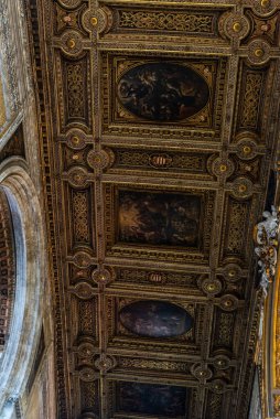 Napoli Katedrali 'nin ya da İtalya' nın Napoli kentindeki Mary 'nin Asılması Katedrali' nin (Cattedrale di Santa Maria Assunta veya Cattedrale di San Gennaro) içinde.