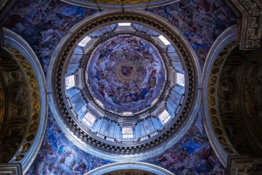 Napoli Katedrali 'nin ya da İtalya' nın Napoli kentindeki Mary 'nin Asılması Katedrali' nin (Cattedrale di Santa Maria Assunta veya Cattedrale di San Gennaro) içinde.