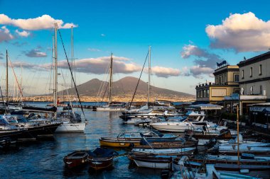 Napoli, İtalya - 9 Eylül 2019: Napoli körfezinde demirlemiş yelkenliler, botlar ve yatlar Vezüv Dağı, İtalya