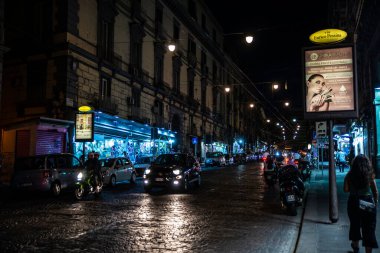 Napoli, İtalya - 9 Eylül 2019 Via Enrico Pessina, İtalya 'nın eski Napoli kentinde gece vakti alışveriş caddesi
