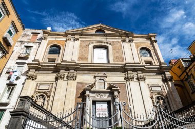 Napoli, İtalya - 10 Eylül 2019: Napoli 'nin tarihi merkezinde Santa Maria Donnaregina Nuova Kilisesi cephesi