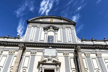 İtalya 'nın Napoli şehrinin tarihi merkezinde San Paolo Maggiore Bazilikası' nın cephesi