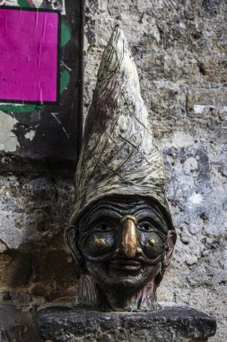 İtalya 'nın Napoli kentindeki Tribunali Via' da Pulcinella 'nın yüzüne sahip heykel.