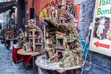 Napoli, İtalya - 9 Eylül 2019: Napoli, İtalya 'da bir sokakta İsa' nın doğumu sahnesi (ahır sahnesi, beşik, presepio, presepe, Bethlehem) Hıristiyan geleneği.