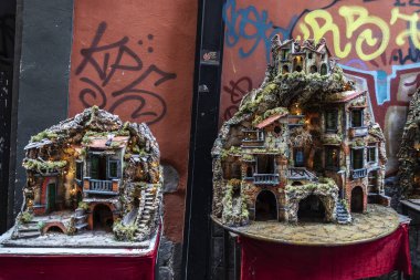 Napoli, İtalya - 9 Eylül 2019: Napoli, İtalya 'da bir sokakta İsa' nın doğumu sahnesi (ahır sahnesi, beşik, presepio, presepe, Bethlehem) Hıristiyan geleneği.
