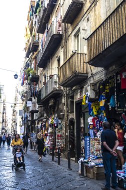 Napoli, İtalya - 10 Eylül 2019: Spaccanapoli, İtalya 'nın eski Napoli kentindeki insanlarla dolu dar bir alışveriş caddesi