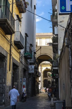 Napoli, İtalya - 10 Eylül 2019: Napoli, İtalya 'da eski bir kasaba olan Dar Sokak