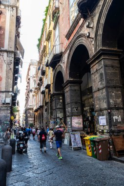 Napoli, İtalya - 10 Eylül 2019 Via dei Tribunali 'deki Palazzo Filippo di Valois' nin girişi