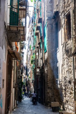 Napoli, İtalya - 10 Eylül 2019: Napoli, İtalya 'da eski bir kasabada insanların bulunduğu dar alışveriş caddesi