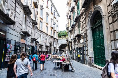 Napoli, İtalya - 10 Eylül 2019: İtalya 'nın Napoli şehrinin tarihi merkezindeki şehir kapılarından biri olan Piazza Dante' deki Port Alba 'daki kitapçılar