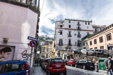 Napoli, İtalya - 10 Eylül 2019: Montecalvario 'da bir güney mahallesi, Napoli, İtalya' da insanlar yaşıyor.