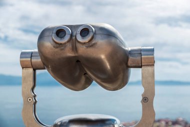Napoli, İtalya 'daki ortaçağ kalesi Sant Elmo kalesinin eski panoramik teleskopu.