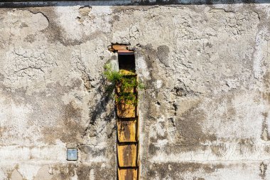 Napoli, İtalya 'daki Sant Elmo Kalesi' nin duvarına seramik döşeme döşemesi.