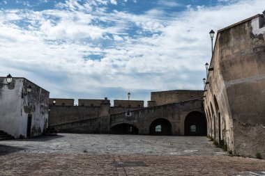 İtalya, Napoli 'deki ortaçağ kalesi Sant Elmo Kalesi' nin içi.