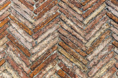 Napoli, İtalya 'da arka plan olarak Sant Elmo Kalesi' nin eski tuğla tabanı