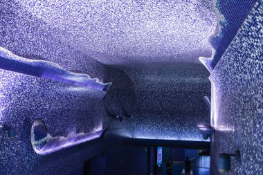 Napoli, İtalya - 10 Eylül 2019: Toledo, Napoli, İtalya 'daki insanlarla birlikte sanat eserleriyle ünlü metro istasyonu