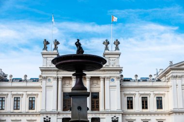 Lund, Scania, İsveç 'teki Lund Üniversitesi' nin ana binasının fıskiyesi ve klasik cephesi