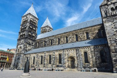 Lund, İsveç - 30 Ağustos 2019: Lund Katedrali cephesi ve Henrik Schartau heykeli etrafında insanlar, Luteryan kilisesi Lund, Scania, İsveç