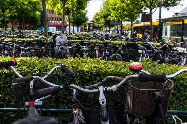 Lund, Scania, İsveç 'te arka arkaya park etmiş bisikletlerle dolu büyük bir bisiklet park yeri.