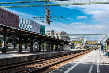 Lund tren istasyonu, merkez tren istasyonu. Lund, Scania, İsveç 'te insanlar var.