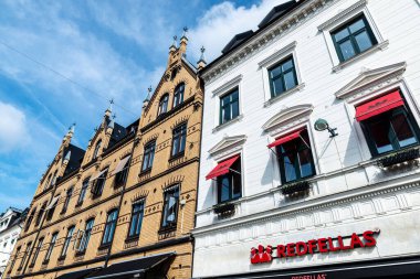 Lund, İsveç - 30 Ağustos 2019: Lund, Scania, İsveç 'in tarihi merkezindeki eski klasik binaların cephesi