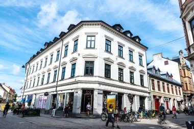 Lund, İsveç - 30 Ağustos 2019: Lund, Scania, İsveç 'te restoran, mağaza ve çevresindeki insanların bulunduğu alışveriş caddesi