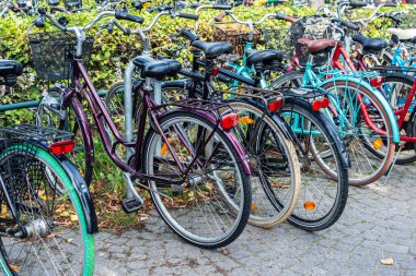 Lund, İsveç - 30 Ağustos 2019: Lund, Scania, İsveç 'te arka arkaya park etmiş bisikletlerle dolu büyük bir bisiklet park yeri