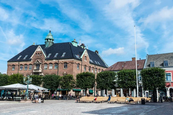 Lund, İsveç - 30 Ağustos 2019: Lund, Scania, İsveç çevresindeki restoranlar ve insanlarla dolu Stortorget Meydanı