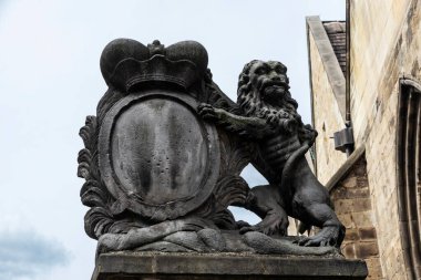Hamelin, Aşağı Saksonya, Almanya 'da bir sokakta kalkanı olan eski bir aslan heykeli.