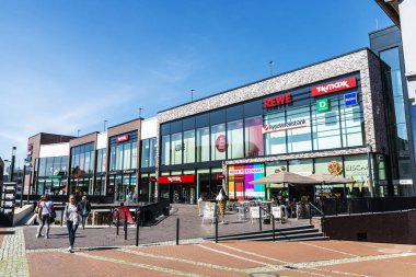 Stade, Almanya - 22 Ağustos 2019: Stade, Almanya 'da insanlarla dolu bir alışveriş merkezi cephesi