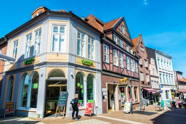 Hansestadt Stadyumu, Almanya - 22 Ağustos 2019: Hansestadt Stadyumu, Aşağı Saksonya, Almanya 'da restoran, mağaza ve çevresindeki insanların bulunduğu alışveriş caddesi 