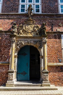 Almanya 'nın Aşağı Saksonya eyaletinde yer alan Hansestadt Stadyumu' ndaki eski belediye binasının cephesi.