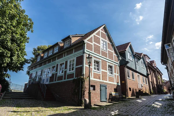 ドイツのニーダーザクセン州の旧市街に中世の家がある通り — ストック写真