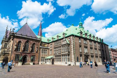 Bremen, Almanya - 19 Ağustos 2019: Bremen Belediye Binası Cephesi, Almanya 'nın Bremen kentindeki insanlarla birlikte
