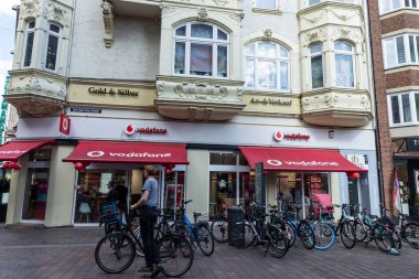 Bremen, Almanya - 19 Ağustos 2019: Bremen, Almanya 'da insanların bulunduğu Vodafone mağazası.