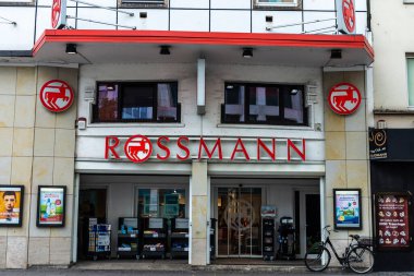 Bremen, Almanya - 19 Ağustos 2019: Bremen, Almanya 'da Rossmann Eczanesi