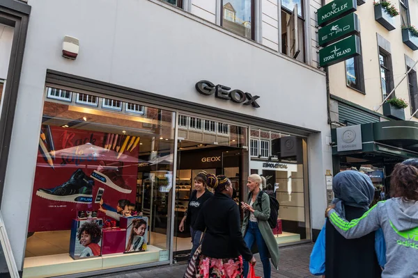 Bremen Germany August 2019 Facade Geox Shoe Store People Shopping — Stock Photo, Image