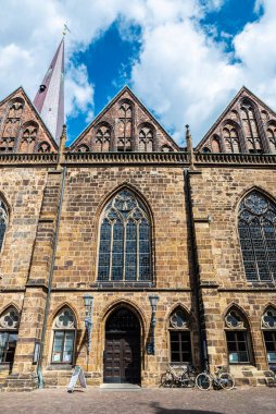 Bremen, Almanya - 19 Ağustos 2019: Bremen, Almanya 'nın merkezindeki Kilisemizin Cephesi (Kirche Unser Lieben Frauen)