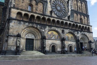 Bremen, Almanya - 19 Ağustos 2019: Bremen Katedrali 'nin girişi ve Bremen, Almanya' nın merkezinde insanlar