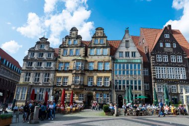 Bremen, Almanya - 19 Ağustos 2019: Bremer Marktplatz (Bremen Pazar Meydanı) ve Bremen, Almanya 'da insanlarla dolu bar veya restoran terası