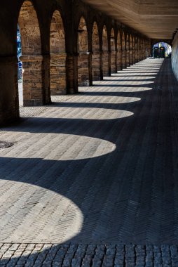 Bremen, Almanya 'daki Weser Nehri Gezinti Alanı' ndaki (Schlachte) eski taş atari salonunun gölgesi