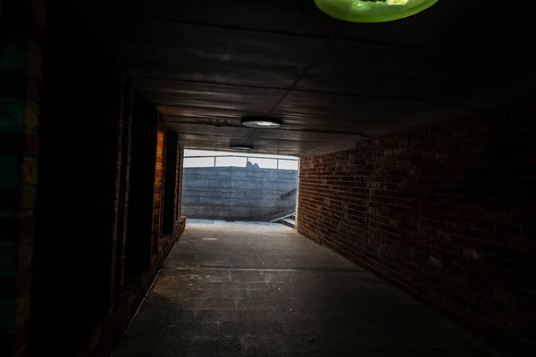 ドイツ ブレーメンの背景として人々の通過のために照らされたトンネル — ストック写真