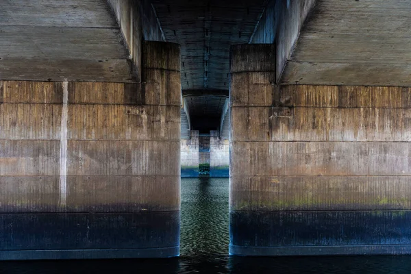 Vista Las Columnas Hormigón Desde Debajo Puente Como Fondo Simétrico —  Fotos de Stock