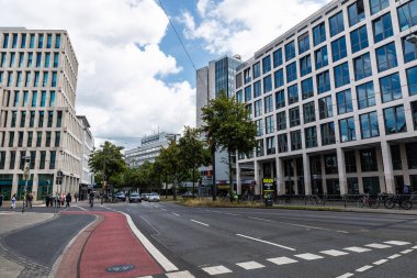 Bremen, Almanya - 19 Ağustos 2019: Modern ofis binaları, trafik ve Bremen, Almanya 'nın merkezinde bisiklet yolu