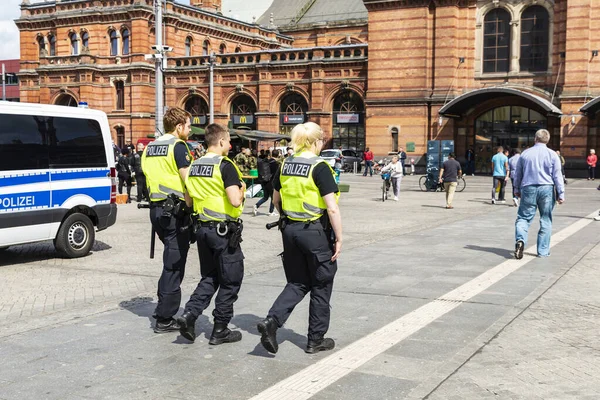 Bremen Germany August 2019 Two Policemen Policewoman People Front Bremen — Stock Photo, Image