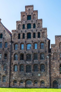 Holsten Gate veya Almanya 'nın Lubeck kentindeki Holstentor' un yanındaki ortaçağ tuz depolarının veya Salzspeicher 'ın cephesi
