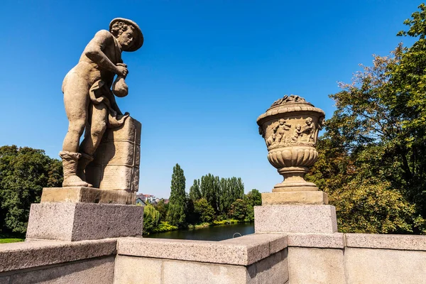 Estatua Merkur Mercurio Puente Las Estatuas Puppenbrucke Puente Sobre Río — Foto de Stock