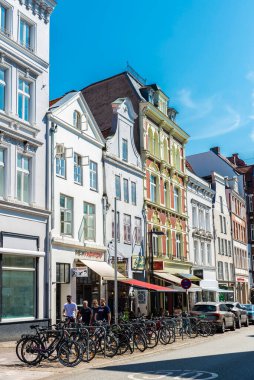 Lubeck, Almanya - 24 Ağustos 2019: Mhlenstrabe, tipik şehir evleri, teras barı, restoran, mağaza ve Almanya 'nın Lubeck kentindeki insanlar ile alışveriş caddesi